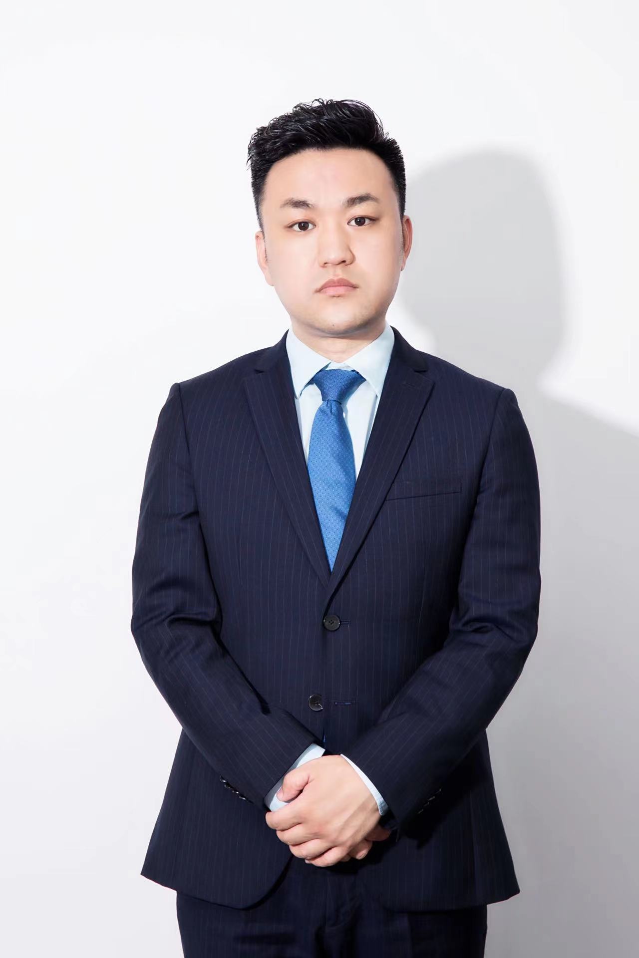 佟世成正装照.jpg