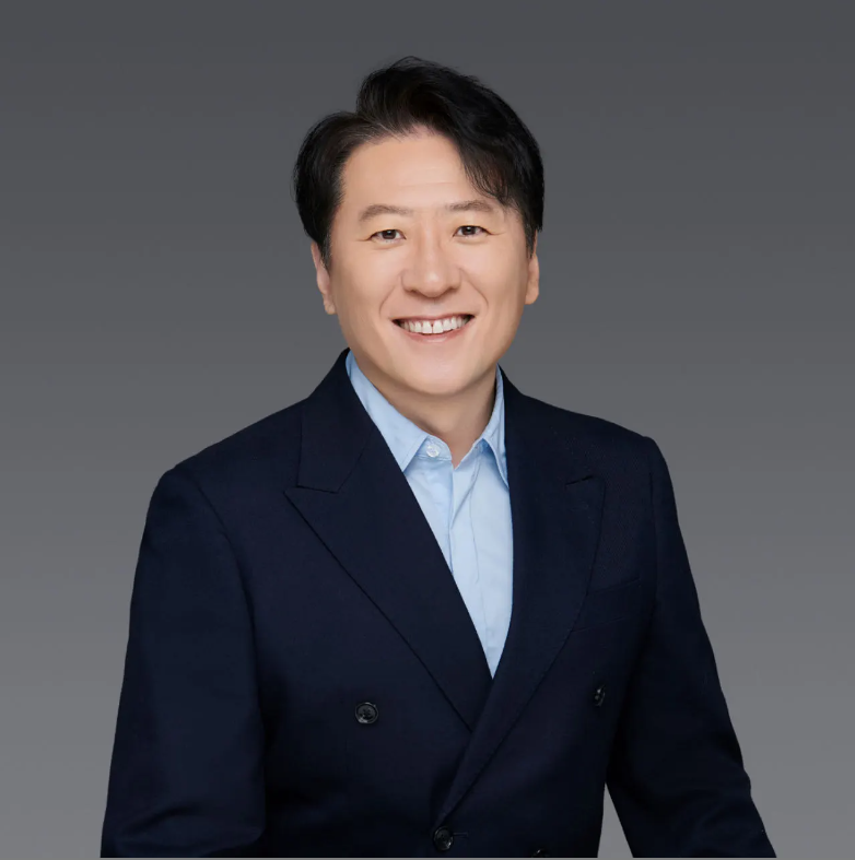 刘松阳 正装照.png
