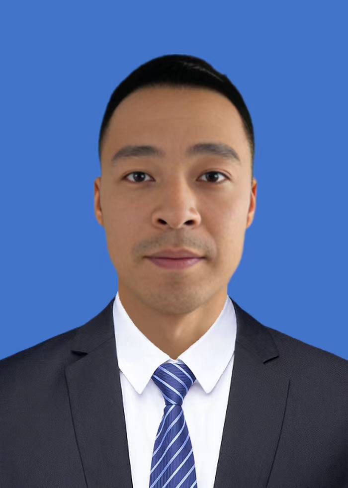 李响 证件照.jpg