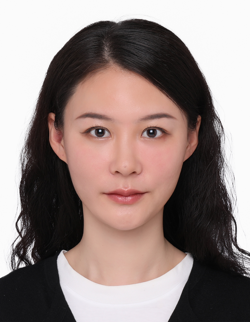 刘亚男证件照.jpg